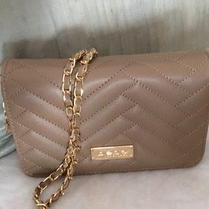 New bebe Sophia Chevron Crossbody w Chain Latte